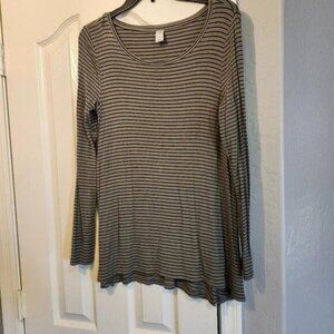 Bown and black long sleeve scoop neck shirt